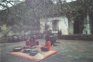 Gói bánh chưng ngày tết xưa