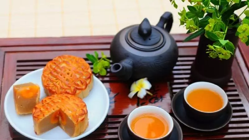 How do you combine moon cake and tea for sophistication?